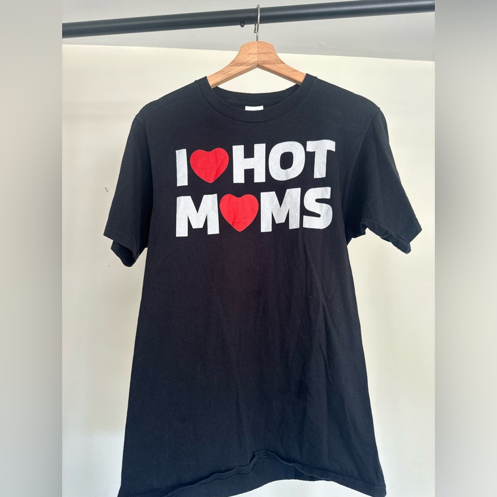 I ❤️ Hot Moms T-shirt size S